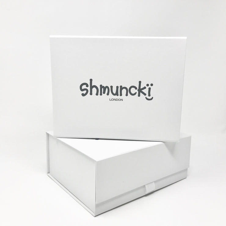 shmuncki white gift boxes